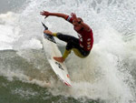Mick Fanning (foto) teve que se empenhar para virar para cima do espanhol Aritz Aranburu