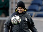 O tcnico Dunga arriscou embaixadinhas durante o treino