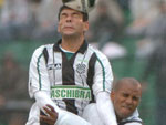 Schwenck sobe mais que Amaral na disputa pela bola