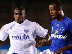 Muriqui chega para roubar a bola