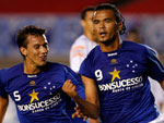 Z Carlos e Henrique comemoram o nico gol do jogo
