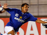 Xaves derrubando o garoto Dudu, do Cruzeiro