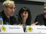 Jacob Appelbaum (esquerda), Elizabeth Stark (centro) e Peter Sunde (direita), participaram do debate final sobre liberdades na rede