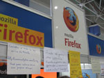Estande da fundao Mozilla, lotado de cartazes