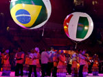 Bolas representando cada um oito dos pases que participaram da edio de 2009 foram erguidas.