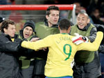 O atacante foi comemorar com os jogadores reservas depois do primeiro gol.