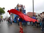 Festa animada no Desfile da Diversidade em Joinville