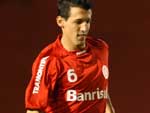 A partida comea morna: Inter e Coritiba se estudam e demoram para criar boas jogadas