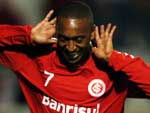 Bolaos foi o nome da partida. O atacante do Internacional marco trs gols no segundo tempo.