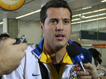 A Seleo Brasileira desembarcou no Rio de Janeiro na manh desta segunda-feira. A taa de campeo da Copa das Confederaes no foi vista. Mas Jlio Csar (foto) e outros jogadores concederam entrevistas.