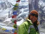 &quot;No trekking pela Cordilheira do Himalaia, no Nepal, tem-se esta bela vista do Monte Everest, a montanha mais alta do planeta&quot;