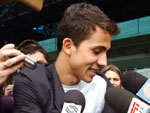 J no incio da tarde, Nilmar chegou no aeroporto Salgado Filho, ao lado de Victor e Dunga. Mas o atacante do Inter saiu correndo sem dar entrevistas para os jornalistas.