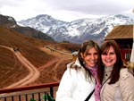 Alessandra Felipi, de Rio dos Cedros, e Carissa Wollinger, de Timb�, no Valle Nevado (Chile) - Maio de 2009