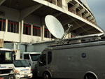 Caminhes das emissoras de TV que faro a transmisso da partida entre Inter x Corinthians j esto no ptio do Beira-Rio