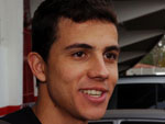 O atacante Nilmar chegou sorridente ao Beira-Rio