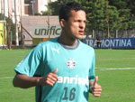 O atletas foram divididos em dois grupos. Meias e atacantes treinaram finalizaes. Enquanto a defesa trabalhou a marcao e jogadas areas.