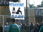 Torcedores colocaram uma faixa em aluso a Batalha dos Aflitos para motivar os jogadores.