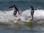 Teco Padaratz divide uma onda na Praia da Vila com um dos jovens que participaram da palestra
