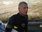 Mick Fanning aproveitou a paralisao e caiu na gua