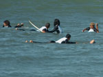 Jovens do projeto aguardando as ondas na Vila