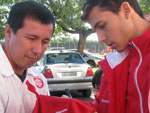 A movimentao no estdio Beira-Rio foi intensa um dia antes da deciso da Copa do Brasil. No detalhe, Nilmar d autgrafos a torcedores