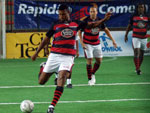 Jnior Baiano arrisca chute do meio da quadra