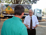 Gustavo Bonato e Reinhold Stephanes conversam em frente ao prdio do Ministrio da Agricultura