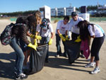 Voluntrios recolheram o lixo deixado na praia da Vila