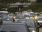 Fila na Via Expressa (BR-282), principal via de acesso  Ilha