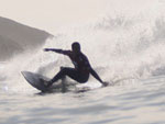 Adriano de Souza descendo e se preparando para subir na onda