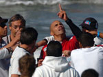 Kelly Slater comemora passagem �s quartas-de-final