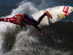 Kelly Slater surfou uma bela onda nas oitavas e garantiu uma nota 9.6, na sexta bateria