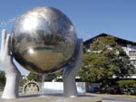 Praa da Paz.  o marco comemorativo do centenrio do Rotary Club de Blumenau. Monumento artesanal, em ao inox, com 2 metros de dimetro.
