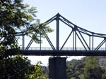 Ponte Aldo Pereira de Andrade. Conhecida como Ponte de Ferro, serviu de travessia sobre o Rio Itaja-A para a ferrovia que ligava Blumenau a Itaja. Foi construda em 1929 com material importado da Alemanha.