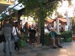 Turistas aproveitam as atraes da Rua Coberta