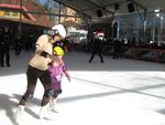 Pista de patinao no gelo vira divertimento para adultos e crianas