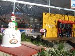 Boneco de neve recebe os turistas na entrada da pista de patinao no gelo.