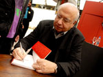 Luis Fernando Verissimo autografou os livros dos visitantes da Estao Gramado