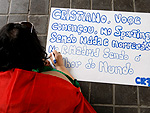 Uma f escreveu sua admirao num cartaz antes de entrar no estdio.