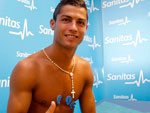 Cristiano Ronaldo durante os exames mdicos no Real Madrid. Depois, o atleta saiu do hospital e sorriu para os torcedores.