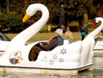 Os pedalinhos so opo de diverso no Lago Negro
