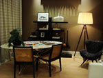 Mesa tem tampo em mrmore Sarineen e ps em inox e formato de estrela, criados pelo designer francs Charles Eames  