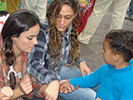 Carolina Lumertz, Luiza Brunelli e Miriane Siqueira divertiram as crianas do Hospital Santo Antnio