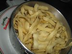 Em outra panela, cozinho o talharim e cozinhe por cinco minutos em gua fervente.