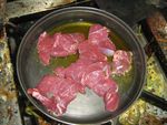 Coloque numa panela gua, sal e leo de soja, e deixe ferver. Tempere o cordeiro com sal e pimenta a gosto.