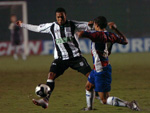 Paulinho disputa bola com jogador do Fortaleza