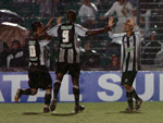 Egdio comemora o segundo gol alvinegro com Clodoaldo e Fernandes