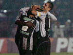 Fernandes e Clodoaldo comemoram com Rafael Coelho o terceiro gol do Figueirense