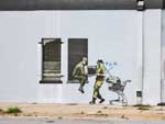Pela primeira vez, a arte de rua contraventora de Banksy est exposta em museu