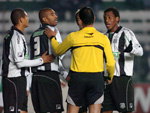 Os jogadores do Figueira protestam o pnalti marcado a favor do Juventude, aos 24 minutos do primeiro tempo